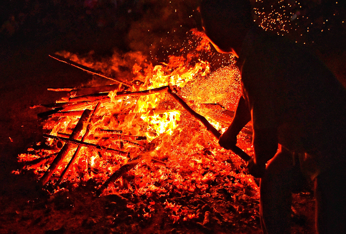 Trai bản chân trần nhảy trên đống lửa cầu may